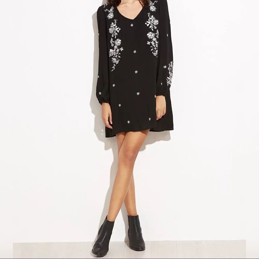 ✨HP✨Black Cutout Back Lantern Embroidered Dress✨